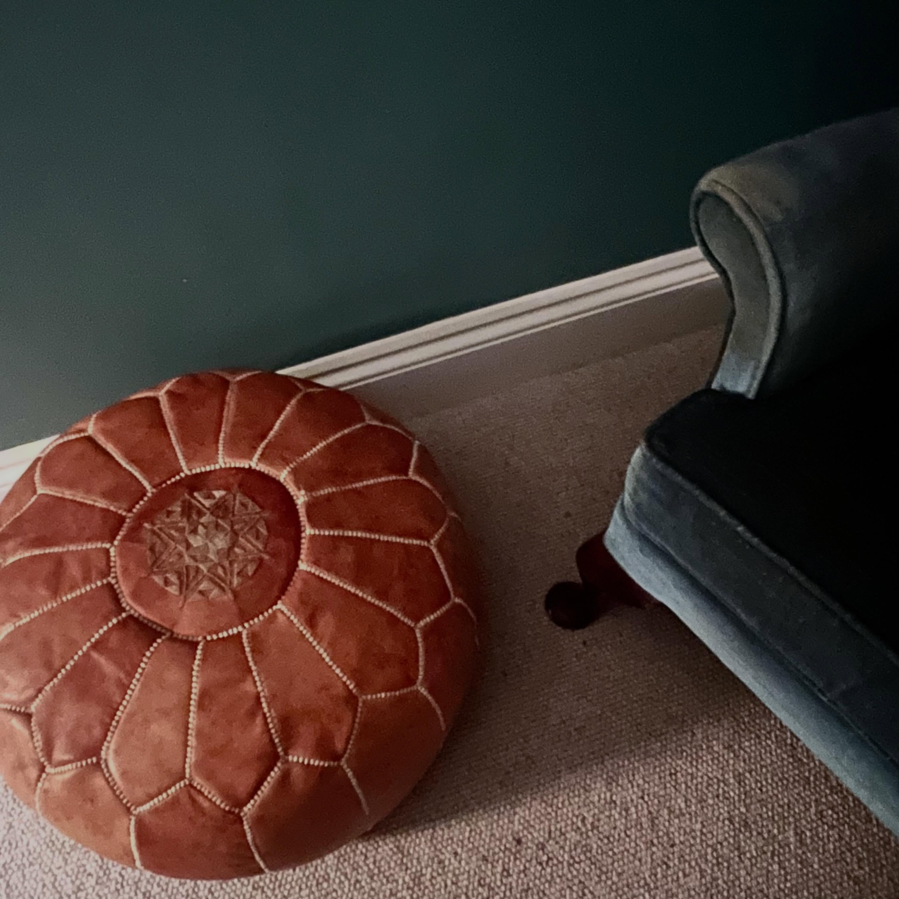 Evening colours, shapes and patterns

#vintage #interiors #seating nighttime colour