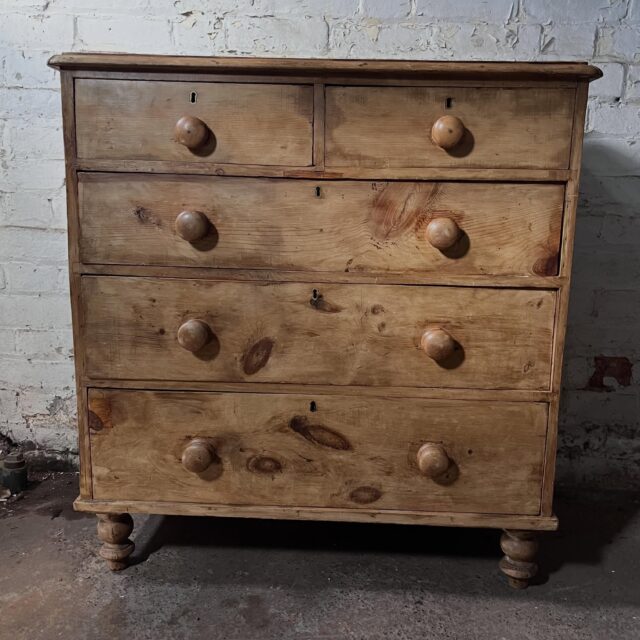 Not just any vintage pine chest of drawers but this one has the most gorgeous grain to the wood, big and bold and it makes the piece of furniture really stand out

Making it even more special.

On the link
#furniture #vintage #interiors #storage #wood