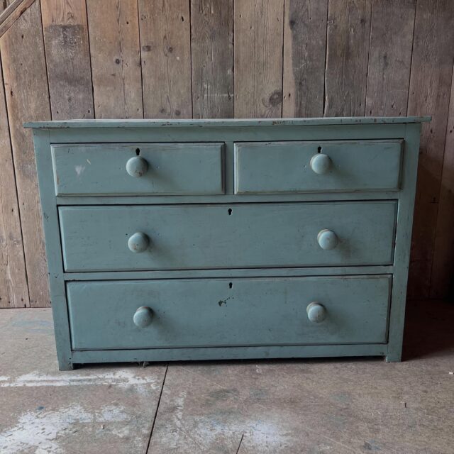 Just living the colour of this vintage duck egg blue vintage Victorian pine chest of drawers, it's aged so well,

#blue #furniture #vintage #interiordesign #homedecor