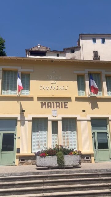 Rochebrune, such an amazing village caught up in time, in a very good way

#france #daytrip #holiday #sun #green