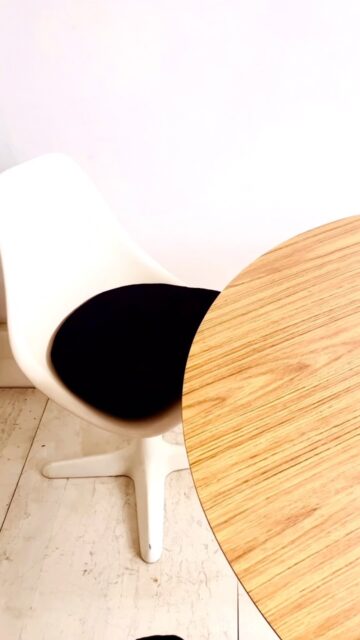 Arkana table and chairs, simple

Check in the website for more details 

#midcentury #vintage #furniture #interiordesign #love