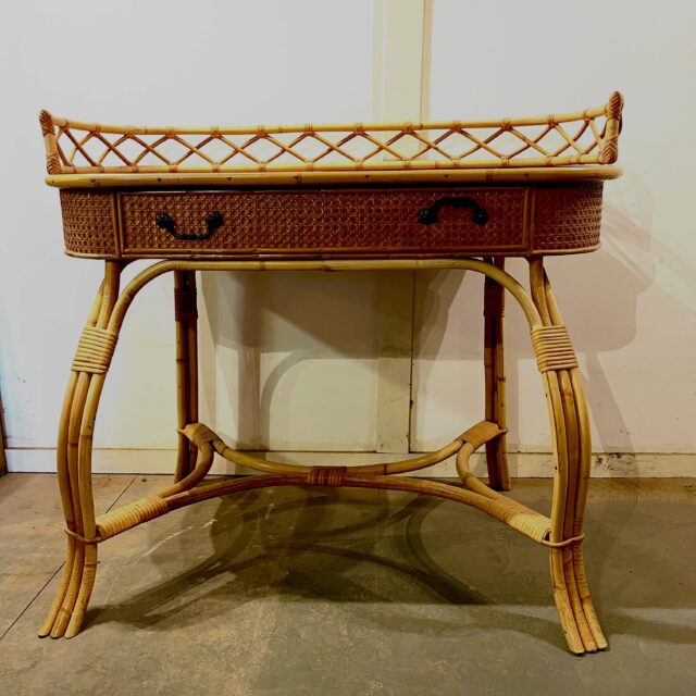 Bamboo and cane dressing table with curved legs and a great profile 

Follow the link for more details

#vintage #furniture #interiordesign #home #summer